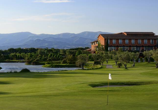 Ambiente de descanso en Hotel Peralada Wine Spa & Golf. La mayor comodidad con los mejores precios de Girona